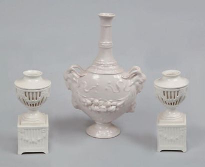 null VASE BOUTEILLE en faïence blanche à décor de têtes de bélier et de guirlandes...