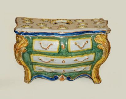 NEVERS BOUQUETIERE en forme de COMMODE, en faïence à décor polychrome. Epoque Louis...