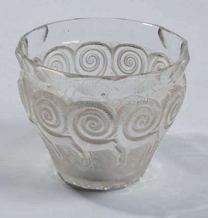 LALIQUE France Vase «RENNES» en verre blanc moulé pressé. Signature gravée à la pointe...