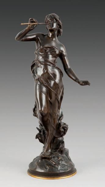 Julien CAUSSÉ (1869-?) Jeune femme au roseau Epreuve en bronze à patine brun-vert,...