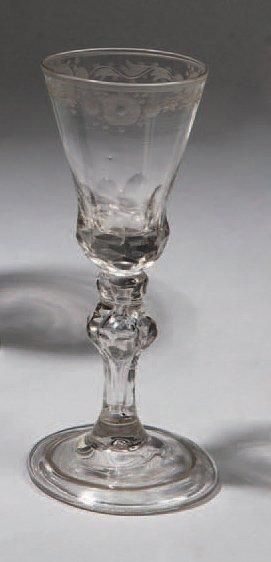 null PETIT VERRE A JAMBE taillé et gravé de fleurettes. Bon état Haut.: 14,3 cm France,...