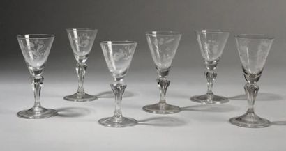 null ENSEMBLE de SIX VERRES A JAMBE, la coupe gravée de décor floral Angleterre ou...