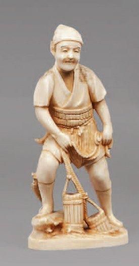 null OKIMONO en ivoire sculpté représentant un porteur d'eau tenant deux seaux. Signé...