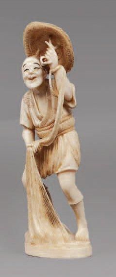 null OKIMONO en ivoire sculpté représentant un pêcheur tenant son chapeau et un filet....