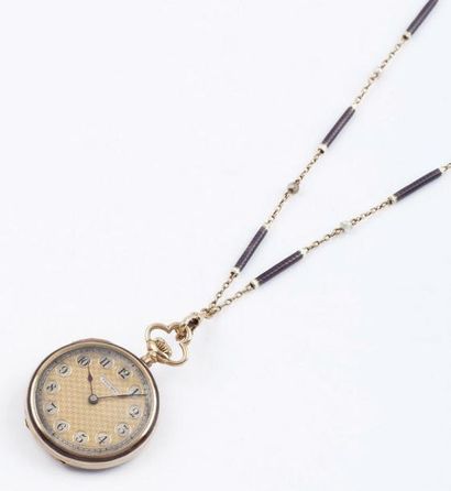 VULCAIN N° 514684 VERS 1900 Très élégante montre de col en or à décor d'émail mauve...
