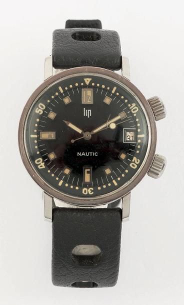 LIP NAUTIC VERS 1970 Rare montre bracelet de plongée en acier. Boîtier rond, fond...