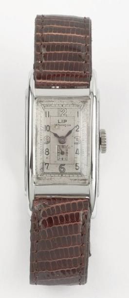 LIP T18 VERS 1930 Montre bracelet en métal chromé. Boîtier rectangle curvex. Cadran...