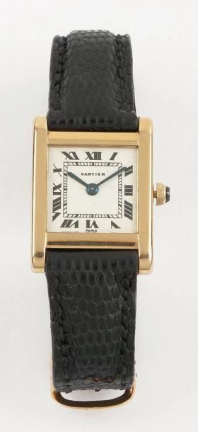 CARTIER TANK N° 55409 VERS 1960 Belle montre bracelet en or. Boîtier rectangle. Couronne...