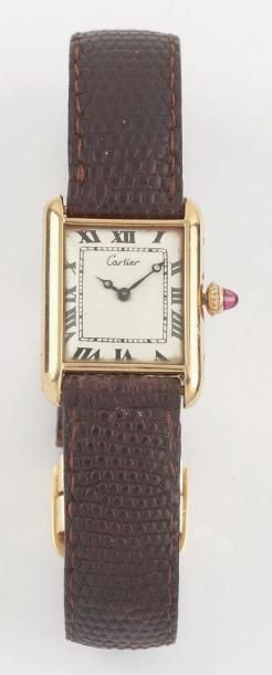 CARTIER TANK N° 344278 VERS 1960 Belle montre bracelet de dame en or. Boîtier rectangle,...