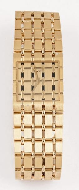 PIAGET N° 453400 VERS 1970 Originale montre bracelet en or. Boîtier rectangle. Cadran...