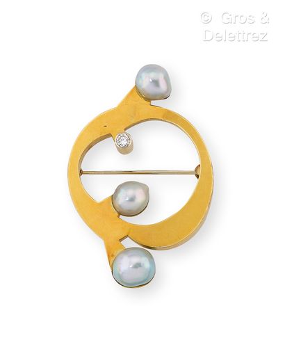 null Yellow gold brooch, decorated with three gray baroque pearls highlighted by...