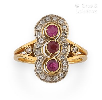 null Yellow gold ring, set with three red stones in a circle of 8/8 cut diamonds....