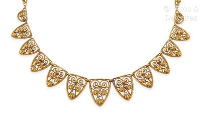 null Collier « Draperie » en or jaune, composé d’une chute de maillons en forme d’ogive...