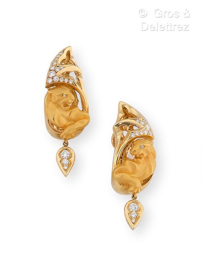 MARGUERITE Pair of yellow gold earrings holding a tiger carved in alabaster gold...