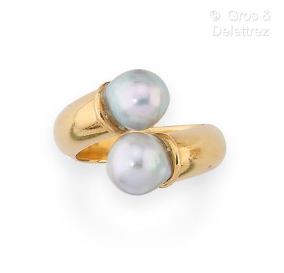 null Yellow gold "Toi et Moi" ring, set with two gray Tahitian pearls. Finger size...