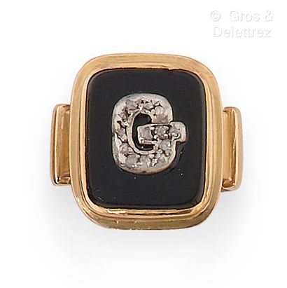 Yellow gold ring, decorated with an onyx...