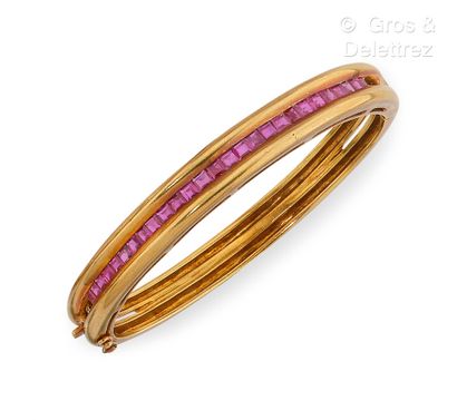 null Opening bracelet in yellow gold, decorated with a line of calibrated rubies...