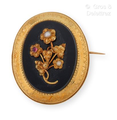Brooch in yellow gold, decorated with a plate...