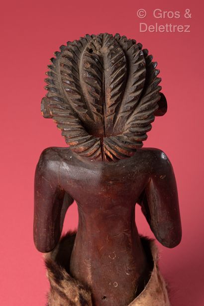 null Objet : Statue

Ethnie : Tsogho

Description : Statue avec orifice dans l’abdomen....