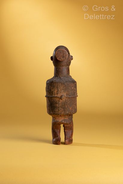 null Objet : Statue

Ethnie : Bateke – Congo

Description : Coiffe à chignon. Charge...