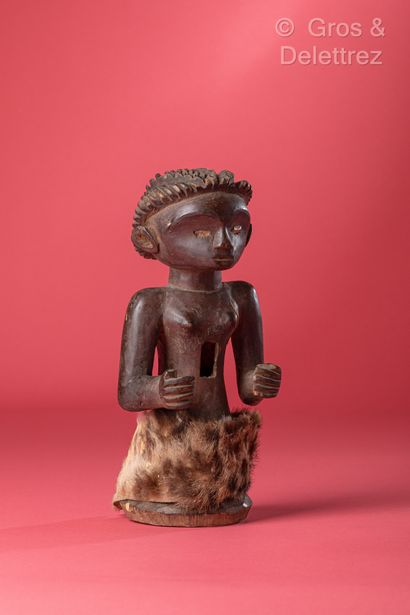 null Objet : Statue

Ethnie : Tsogho

Description : Statue avec orifice dans l’abdomen....