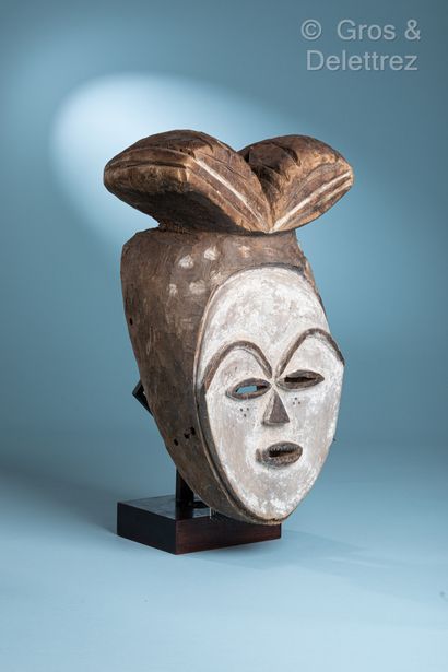 null Object: Mask

Ethnicity: Puvi-Mahengo ? 

Description: Large white mask.

Headdress:...