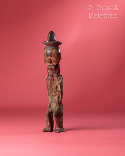 null Objet : Statue

Ethnie : Bateke – Congo

Description : Grande statue erodée....