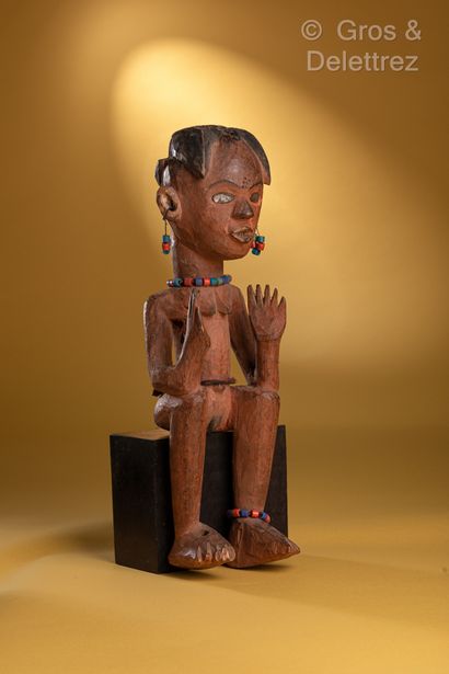 null Objet : Statue

Ethnie : Tsogho

Description : Figure humaine représentée assise....