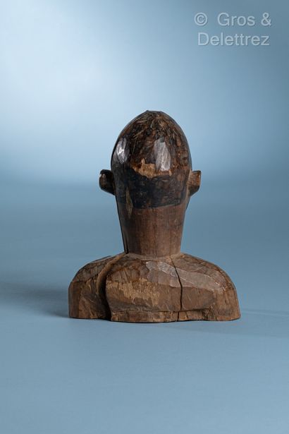 null Objet : Buste

Ethnie : Bembe - Congo

Description : Fragment d’une statue Bembe....