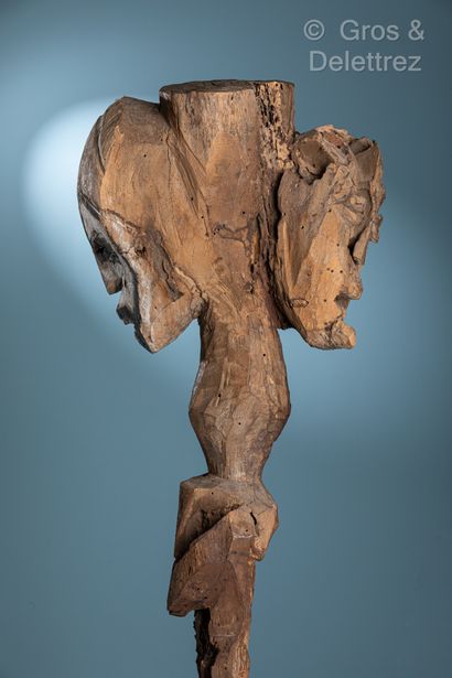 null Objet : Statue Janus

Ethnie : Tsogho

Description : Poteau décoré de deux visages...