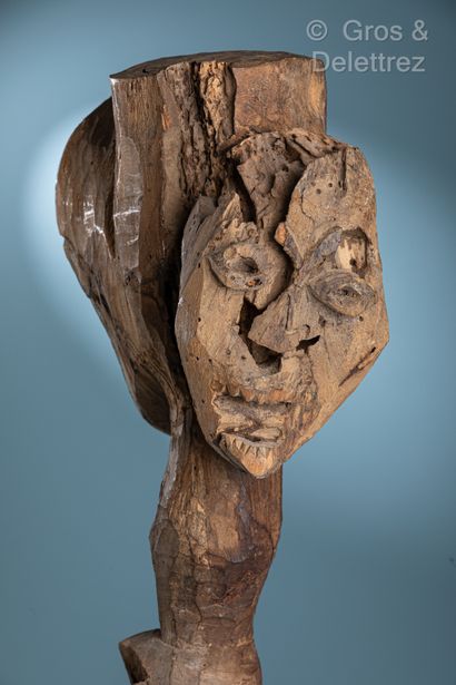 null Objet : Statue Janus

Ethnie : Tsogho

Description : Poteau décoré de deux visages...