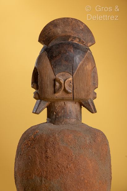 null Objet : Statue

Ethnie : Bateke – Congo

Description : Statue biface avec charge....