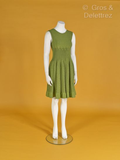 null ALAÏA - Ensemble en maille vert pré, smocké, composé d'une robe patineuse sans...