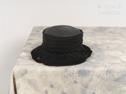null Yohji YAMAMOTO - Chapeau en feutre et velours noir à travail de plis, côtés...