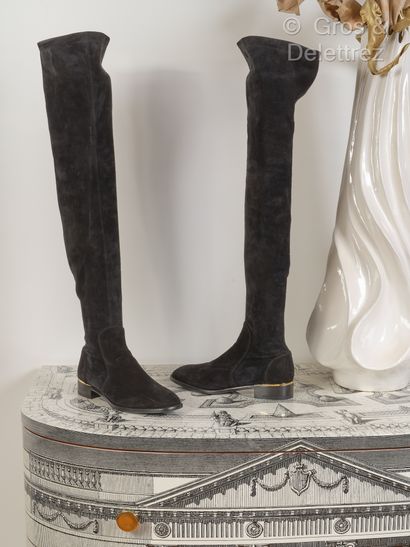 null Louis VUITTON year 2018 - Pair of zipped thigh boots in black lambskin, leather...