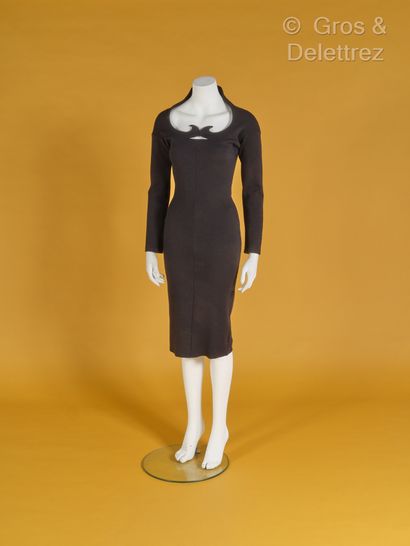 null Roméo GIGLI circa 1990 - Robe en lainage noir, décolleté à découpe formant une...