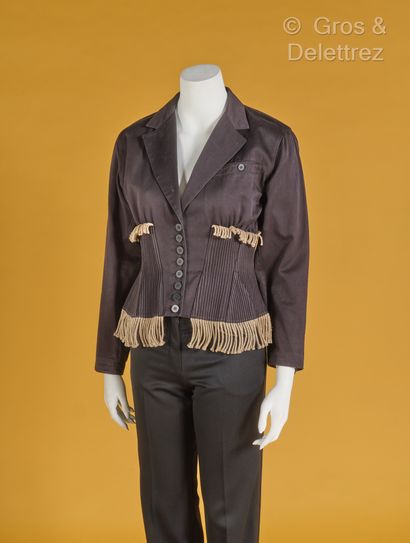 null ALAÏA circa 1980 - Veste en gabardine de coton noir, col châle cranté, simple...