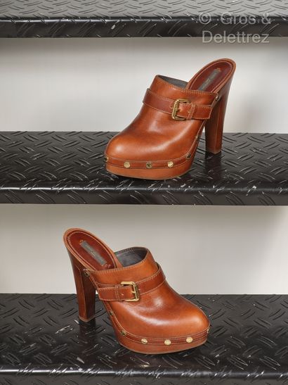 null Louis VUITTON by Julie de Libran - Resort 2013 Collection - Pair of clogs in...