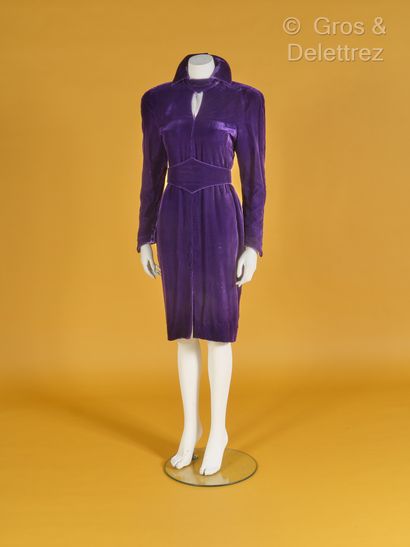 null Thierry MUGLER circa 1986 - Robe en velours améthyste, petit col sur décolleté...