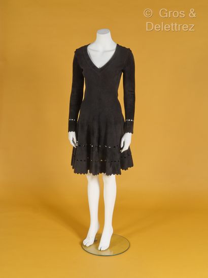 null ALAÏA - Robe patineuse en lainage mousseux noir, décolleté en V, manches longues,...