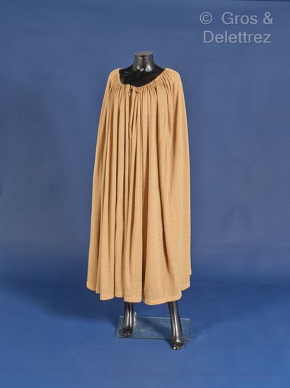 null Jean PATOU circa 1980 - Very large cape in beige lambswool jersey, neckline...