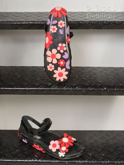 null PRADA - Paire de sandales en cuir vernis noir orné en application de fleurs...