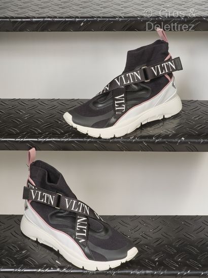 null VALENTINO - Paire de sneakers chaussette en tissu technique et cuir noir, parcouru...