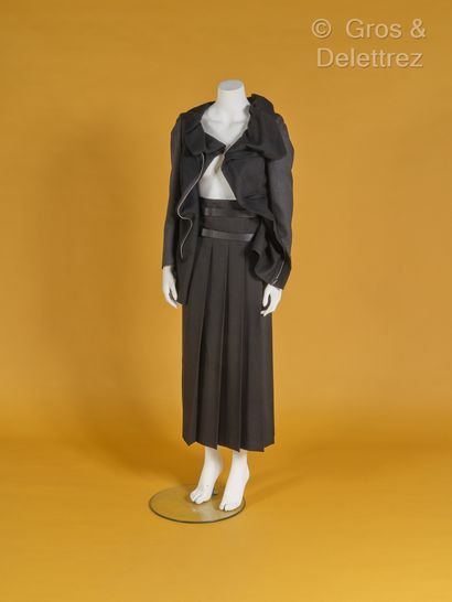 null COMME DES GARCONS - Ensemble composé d'une veste en lainage chiné anthracite,...