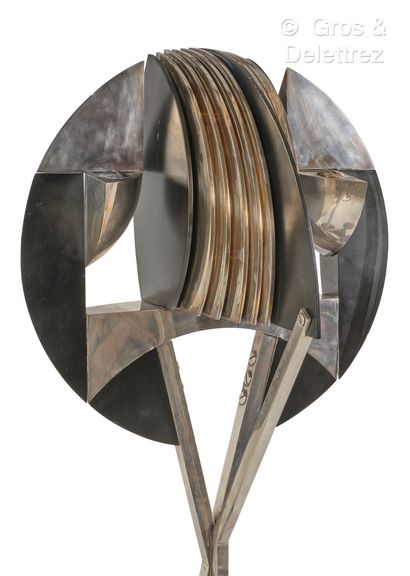 Serge Manzon (1930-1998) Rare sculpture tripode à piétement tripode en X composé...