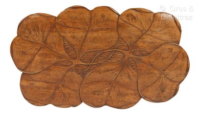 ERNESTO BASILE (1857-1932) Middle table in carved walnut decorated with interlacing,...