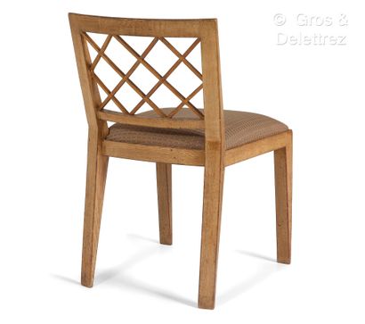 Jean Royère (1902-1981) Chaise modèle dit « croisillons » en chêne. Assises en léger...