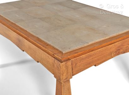 TRAVAIL FRANÇAIS 1930 Table basse en bois teinté à plateau recouvert de galuchat...