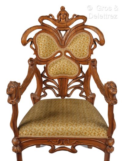 ERNESTO BASILE (1857-1932) Paire de fauteuils en noyer sculpté à décor d’entrelacs...