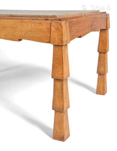 TRAVAIL FRANÇAIS 1930 Table basse en bois teinté à plateau recouvert de galuchat...